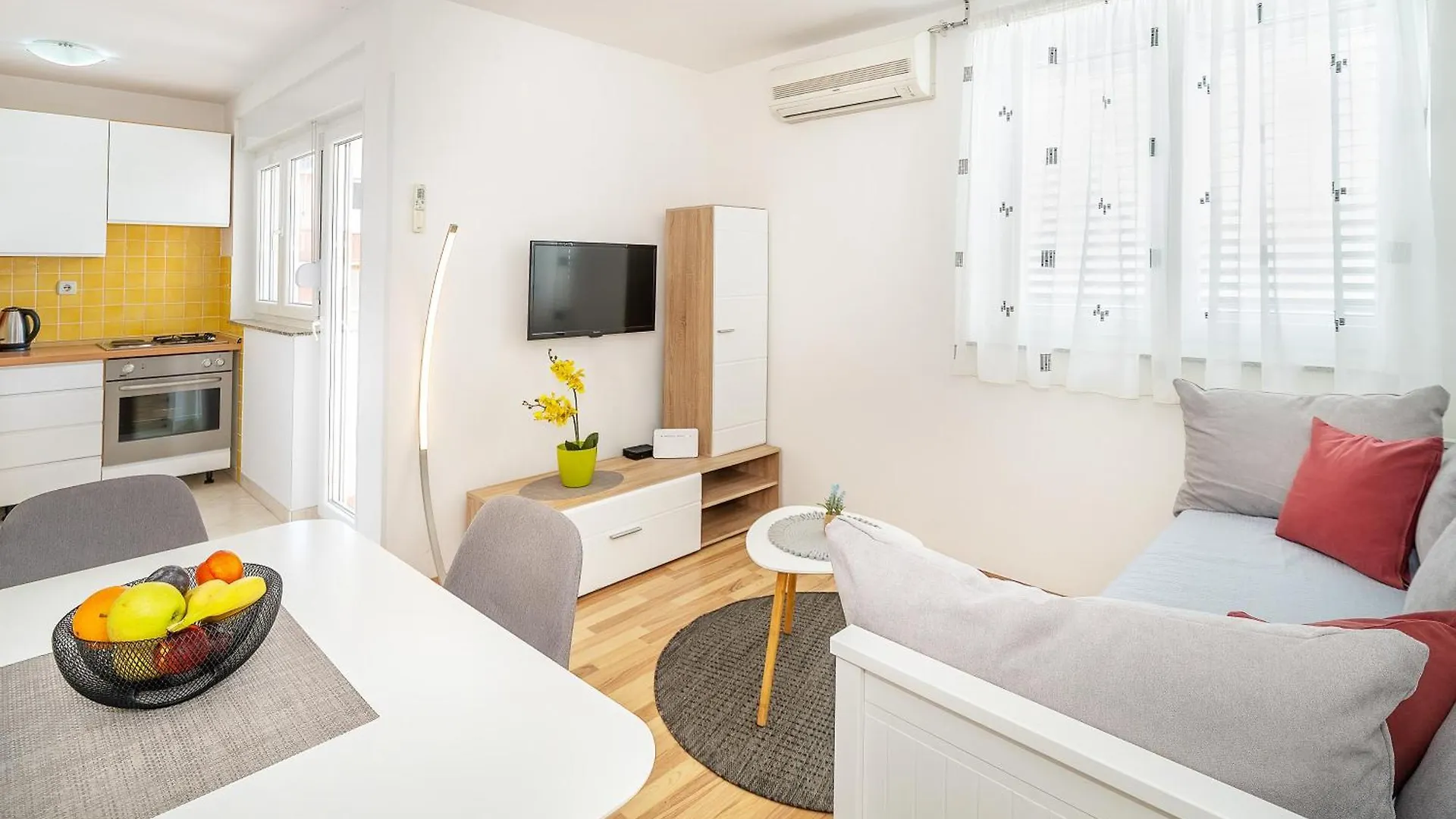 Apartment Damir With Balcony In Quiet Area location